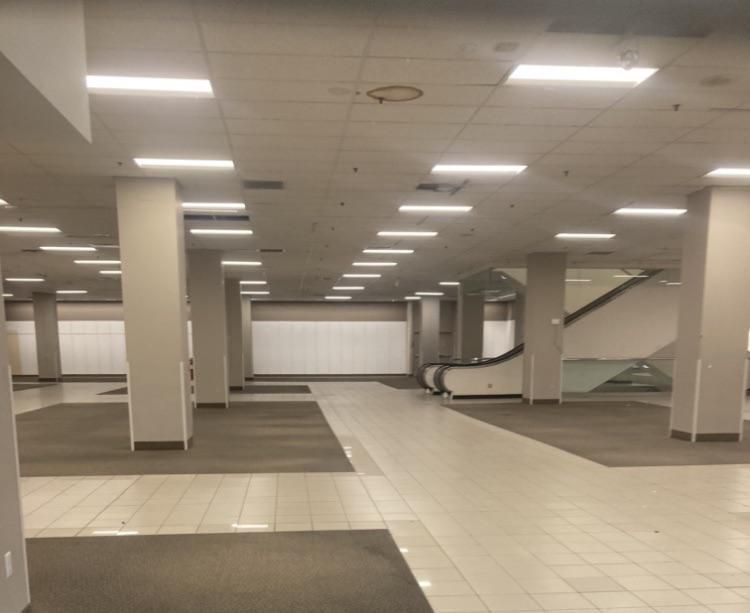 Shopping com cores neutras, com local vazio de objetos e pessoas
